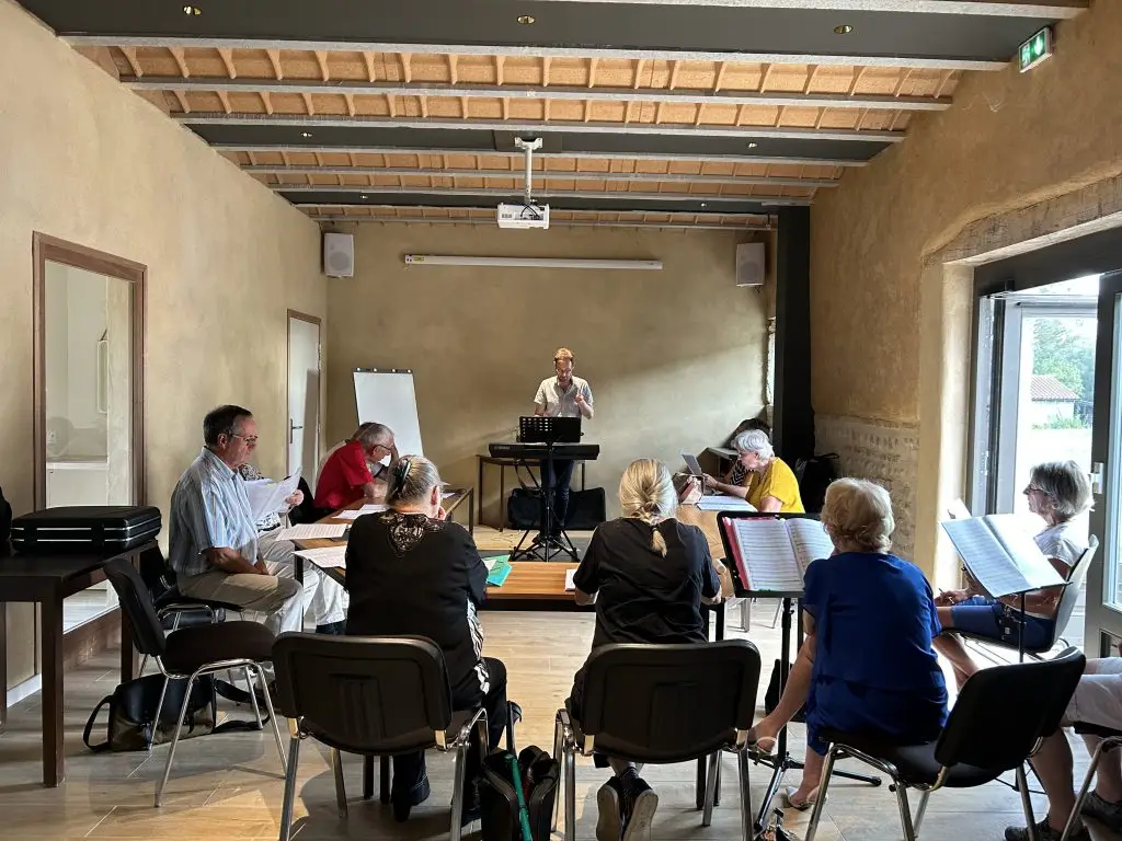 alt="Comité de direction en séance de travail lors d’un séminaire stratégique dans l’Ain"